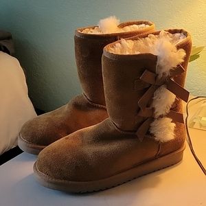 Women Kookaburra by UGG Furry Boots
